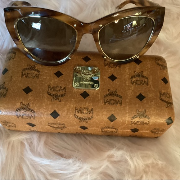 MCM Sunglasses with case and cleaning cloth in excellent condition - Picture 8 of 8